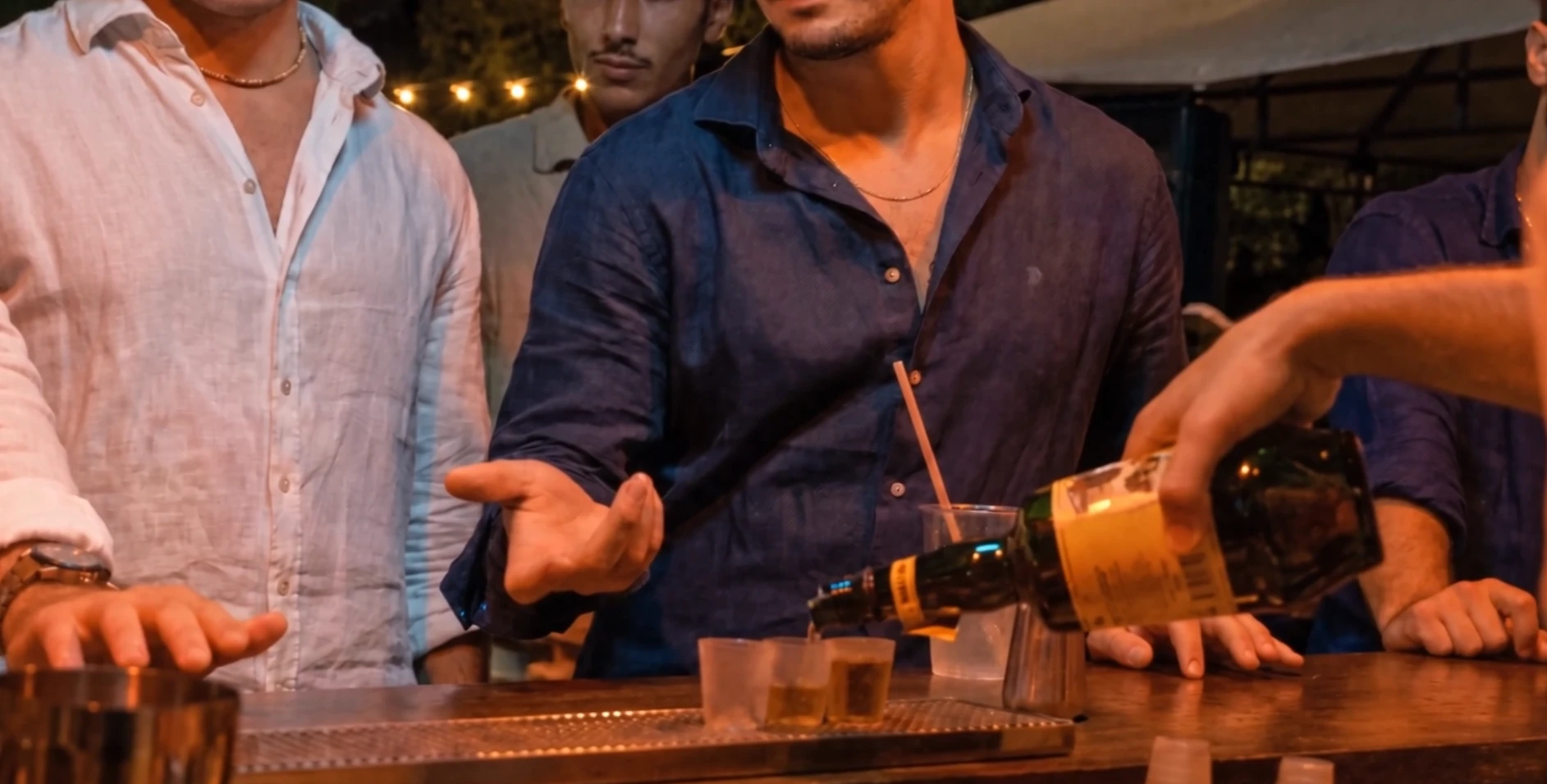 Ospiti al banco mentre il bartender versa